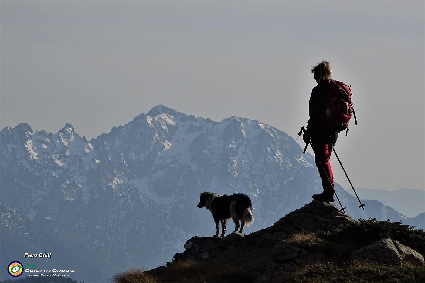 85 Sul cocuzzolo delal montagna con vista verso la cima del Venturosa.JPG